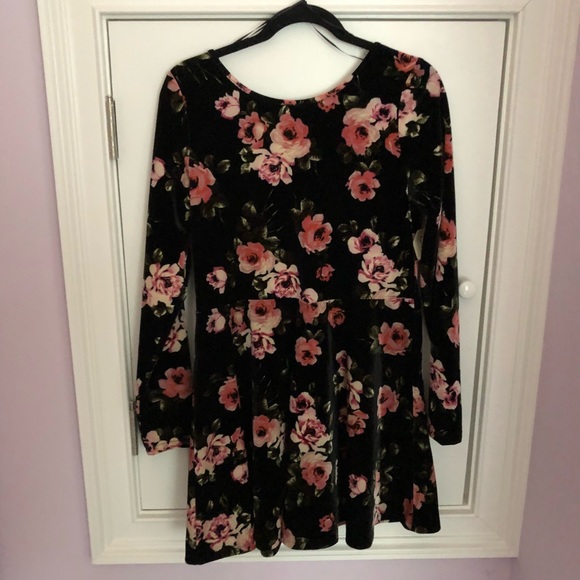 Bethany Mota Dresses & Skirts - BETHANY MOTA VELVET FLORAL DRESS Bethany Mota Dresses & Skirts - BETHANY MOTA VELVET FLORAL DRESS